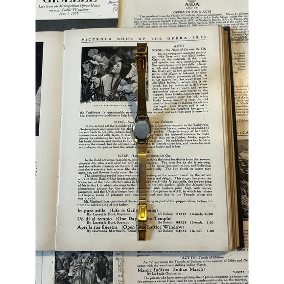 seiko gold tone square dial women’s watch - Picture 2 of 3